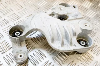 1110711-00-A , art2963255 Кронштейн компрессора кондиционера Tesla model 3 Арт 2963255, вид 2
