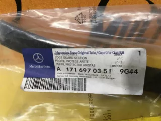 a1716970351 Уплотнитель двери передний правый Mercedes SLK r171 Арт MA57949, вид 2