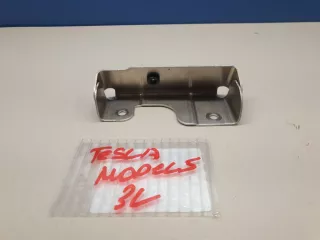 100313900B Кронштейн замка двери задний левый Tesla model 3 Арт Z229807, вид 1