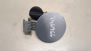 7735052130 Лючок бензобака серебристый Toyota Yaris 2 Арт 9450173, вид 1