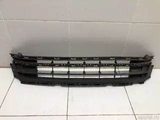 5C6853677D9B9 VAG Решетка в бампер центральная Volkswagen Jetta 6 Арт E31614857, вид 1