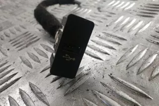 9230248 , art12308569 Разъем AUX / USB BMW 3 F30/F31/GT F34 Арт 12308569, вид 1