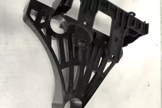 1673627-00-C , art13715166 Кронштейн компрессора кондиционера Tesla model Y Арт 13715166, вид 1
