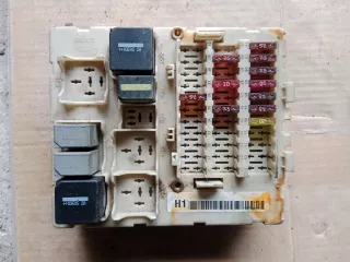 369600000kAA Короб предохранителей Ford Focus 1 Арт AL12098811609