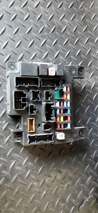 8637A318 Короб предохранителей Citroen C-Crosser Арт AL16510637732, вид 1