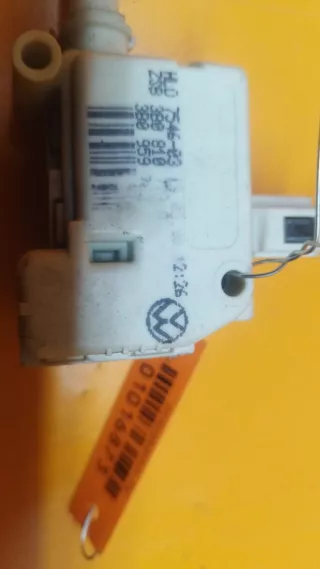 3B0959782  Активатор замка крышки топливного бака Volkswagen Passat B5 Арт 01016873, вид 2