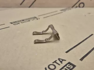 8527275050, 8527275050, 85272-75050 скоба форсунки омывателя фар Toyota Rav 4 5 Арт DN200213, вид 2