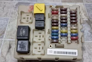 98AG14K150AE Блок предохранителей Ford Focus 1 Арт e12437480, вид 3