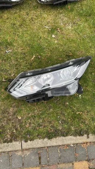 10019009 Фара левая Nissan Qashqai 2 restailing Арт e11704468, вид 1