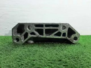 GJ326030AA Кронштейн двигателя Jaguar E-PACE Арт 00289433, вид 4