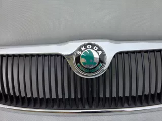 1Z0853668 Решетка радиатора Skoda Octavia A5 Арт AL17757593623, вид 3
