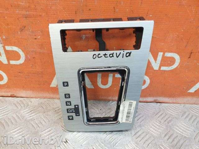 накладка центральной консоли Skoda Octavia A7 2013г. 5EU8632439B9 - Фото 1