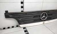Решетка радиатора Mercedes Atego 2006г. A9738880023 - Фото 2