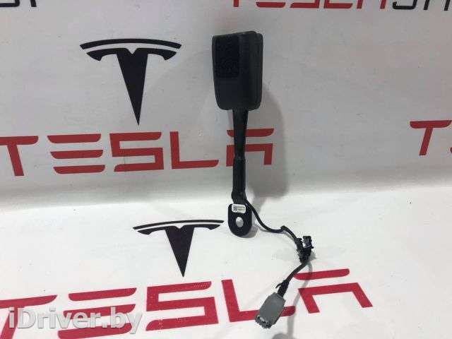Замок ремня безопасности Tesla model Y 2020г. 1090323-01-D,6410027-00-D - Фото 1