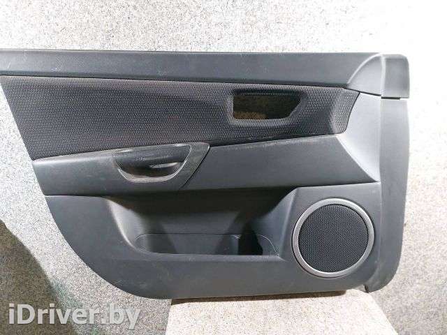 Обшивка двери передней левой (дверная карта) Mazda 3 BK 2008г.  - Фото 1