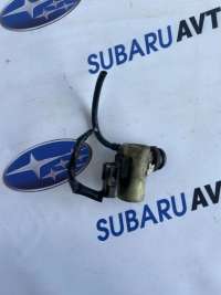 Насос (моторчик) омывателя стекла Subaru Outback 1 2003г.  - Фото 3