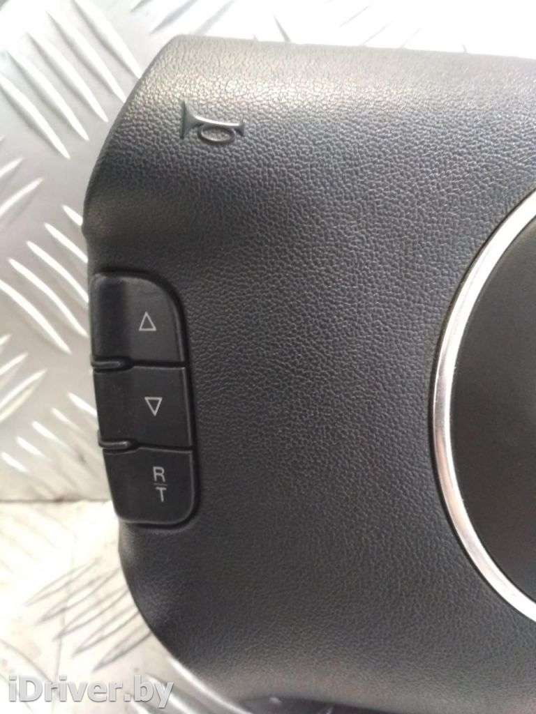 Подушка безопасности водителя Audi A4 B7 2001г. 8E0880201B  - Фото 2