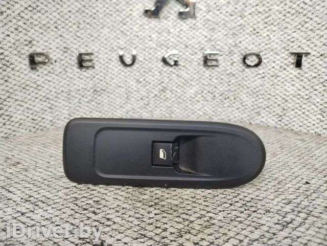 Кнопка стеклоподъемника переднего правого Peugeot 508 2013г.  - Фото 1