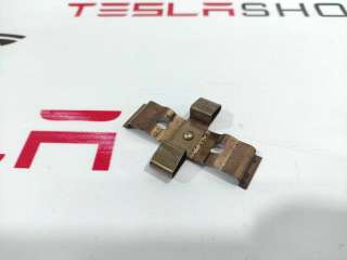 1027643-00-A Пружина прижимная (скоба) суппорта задняя к Tesla model S Арт 9900811