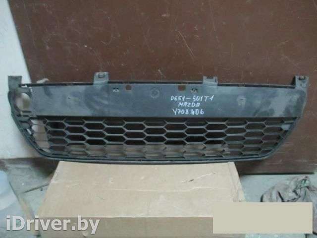Решетка в бампер Mazda 2 DY 2005г. D651501T1 - Фото 1