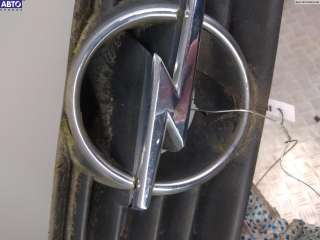 Решетка радиатора Opel Astra G 2000г.  - Фото 2