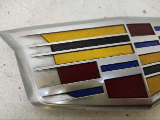 Эмблема решетки радиатора Cadillac Escalade 4 2014г. 23182045 - Фото 4