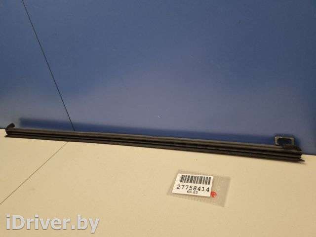 Накладка стекла передней левой двери Ford Fiesta 6 2009г.  - Фото 1