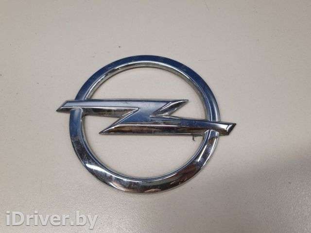 Эмблема крышки багажника Opel Corsa D 2006г. 13347246 - Фото 1