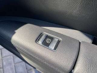 Кнопка стеклоподъемника переднего правого Mercedes S W221 2008г.  - Фото 2