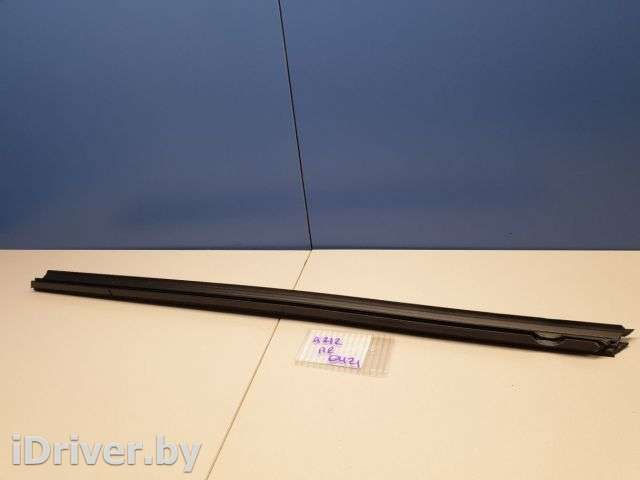 Накладка стекла передней правой двери Mercedes E W212 2009г. A2127251065 - Фото 1
