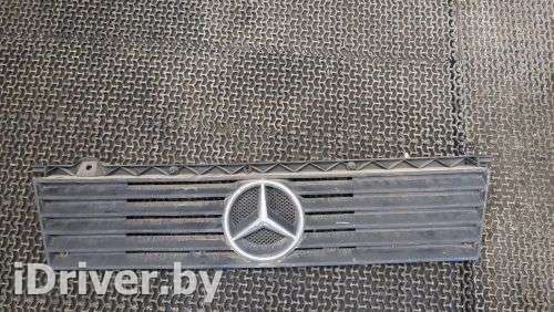 Решетка радиатора Mercedes 100 1993г. 6317510218 - Фото 1