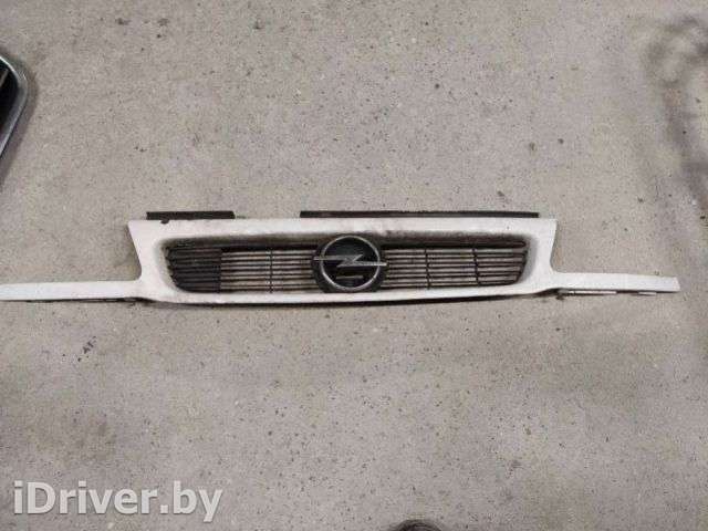 Решетка радиатора Opel Astra F 1995г.  - Фото 1