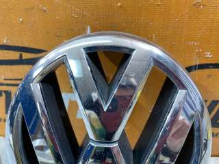 Эмблема решетки радиатора Volkswagen Tiguan 1 2011г. 561853600 - Фото 2