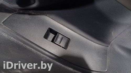 Кнопка стеклоподъемника переднего правого Toyota Verso 2011г.  - Фото 1