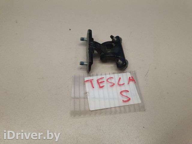 Петля двери багажника Tesla model S 2012г.  - Фото 1