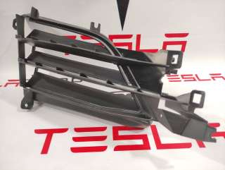 1058007-00-J Заглушка (решетка) в бампер передний к Tesla model S Арт 9894581