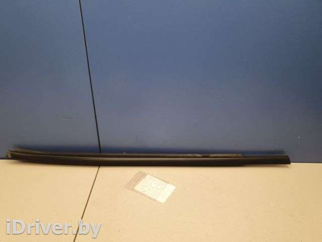 Молдинг стекла задней правой двери Nissan Juke 2010г. 828201KA0A - Фото 1