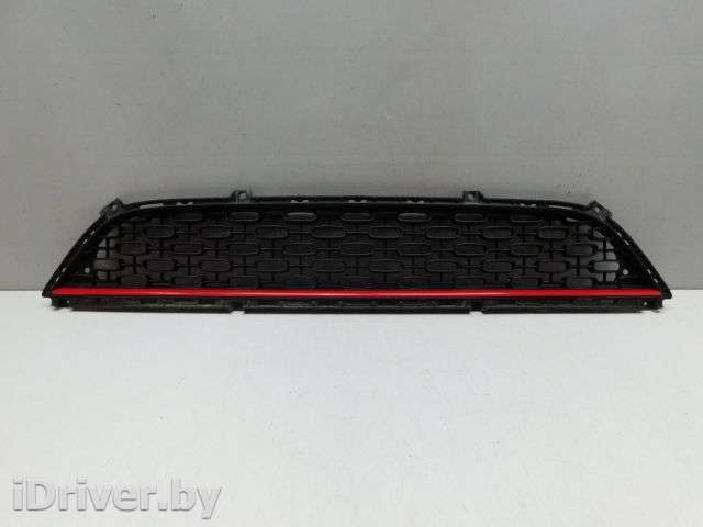 Решетка в бампер центральная Kia Picanto 2 2012г.  - Фото 1