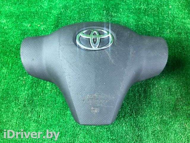 Подушка безопасности водителя Toyota Yaris 2 2006г.  - Фото 1
