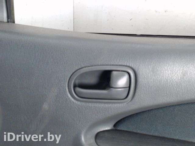 ручка боковой двери внутренняя перед прав Mazda 323 BA 1997г.  - Фото 1