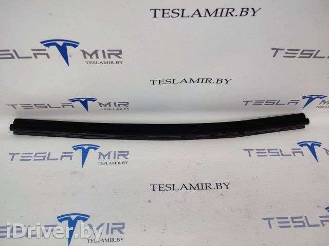 уплотнитель Tesla model S 2014г. 1038408-00 - Фото 1