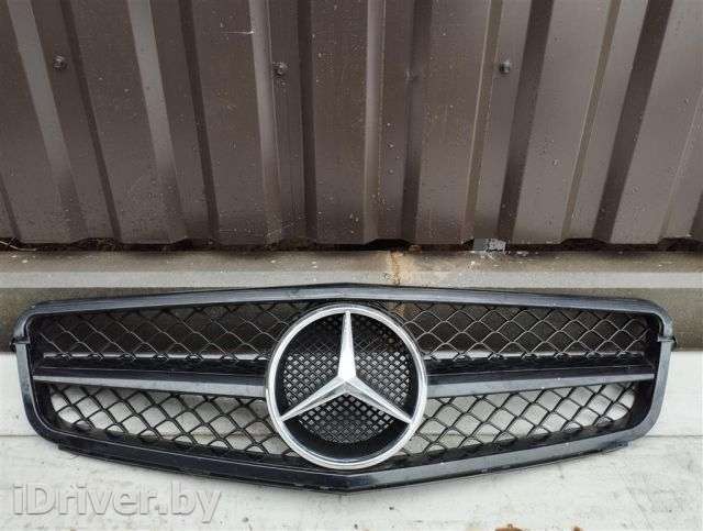 Решетка радиатора Mercedes C W204 2009г.  - Фото 1