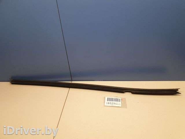 Накладка стекла задней левой двери Opel Insignia 1 2008г. 13228102 - Фото 1