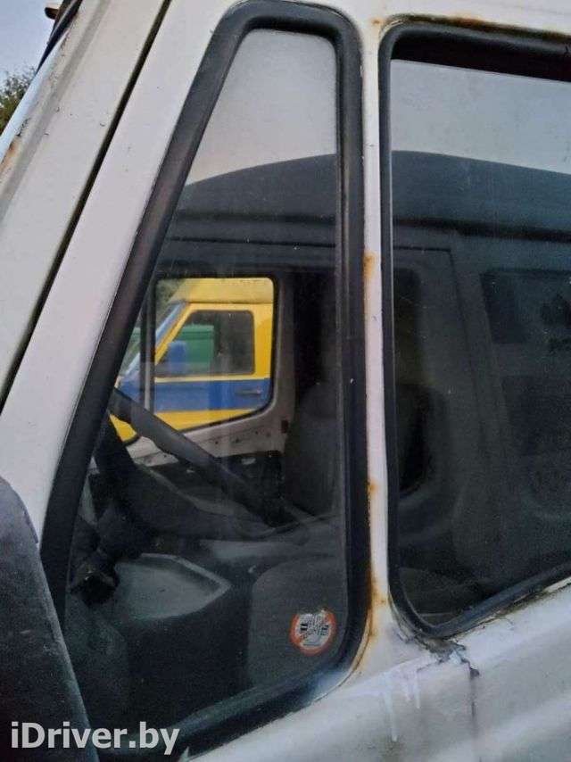 Стекло двери передней левой Mercedes 407 1989г.  - Фото 1