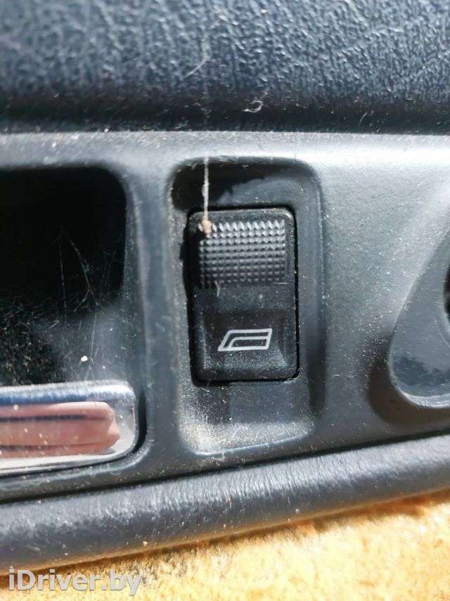 Кнопка стеклоподъемника заднего левого Audi A6 C4 (S6,RS6) 1996г.  - Фото 1