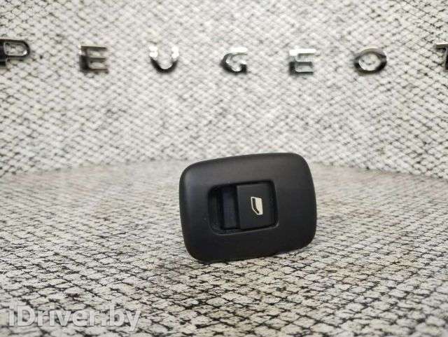 Кнопка стеклоподъемника заднего правого Peugeot 508 2013г.  - Фото 1