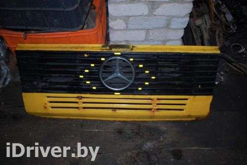 Решетка радиатора Mercedes 711 1995г.  - Фото 1