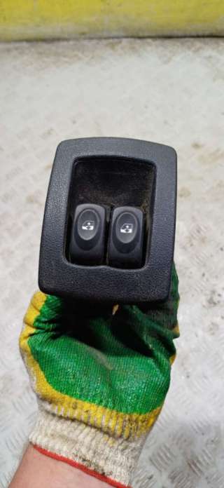 Кнопка стеклоподъемника заднего левого к Renault Logan 1 Арт 62560856