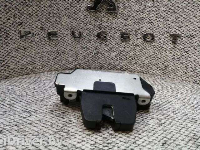 Замок крышки багажника Peugeot 5008 2011г.  - Фото 1