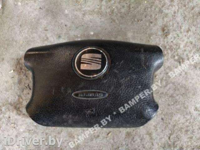 Подушка безопасности водителя Seat Alhambra 1 1999г.  - Фото 1